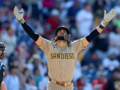 Padres Fernando Tatis Jr. finalmente encerrando a seca de home runs, indo para a fazenda no 56º jogo da temporada