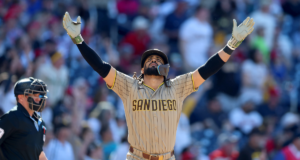Padres Fernando Tatis Jr. finalmente encerrando a seca de home runs, indo para a fazenda no 56º jogo da temporada