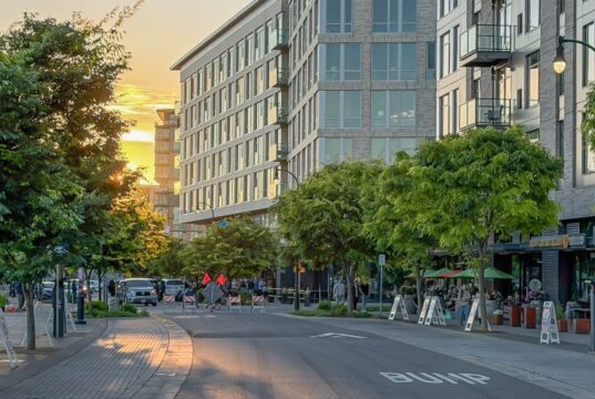 ‘Amigável para pedestres’: Vancouver bloqueia temporariamente veículos de parte do Waterfront Way