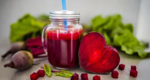 Suco de beterraba reduz pressão arterial em idosos em apenas 2 semanas