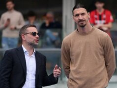 Torcedores do Milan protestam contra o CEO Giorgio Furlani durante a partida com a Atalanta