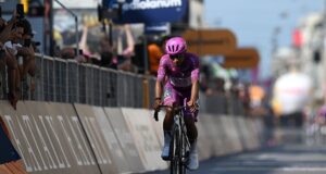 Jhonatan Narváez x Paul Magnier – Giro d’Italia maglia ciclamino Swing em apoio ao equatoriano antes da próxima corrida de montanha.