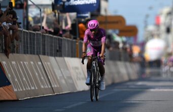 Jhonatan Narváez x Paul Magnier – Giro d’Italia maglia ciclamino Swing em apoio ao equatoriano antes da próxima corrida de montanha.