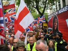 Ativistas promovem manifestação de extrema direita na Inglaterra com clipe gigante de imigração | Islamofobia