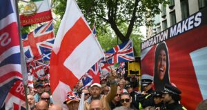 Ativistas promovem manifestação de extrema direita na Inglaterra com clipe gigante de imigração | Islamofobia