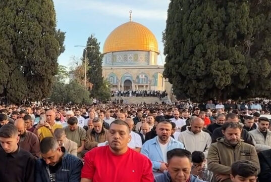 Vídeo: Muçulmanos de todo o mundo participam das orações do Eid | Religião