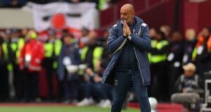 Nuno Espírito Santo critica dirigentes após polêmica chamada do VAR contra o Arsenal