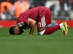 Mohamed Salah recebe uma despedida emocionada na última aparição do Liverpool
