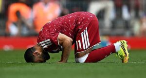 Mohamed Salah recebe uma despedida emocionada na última aparição do Liverpool