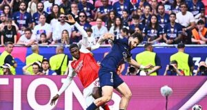 Por que o árbitro não mostrou o segundo amarelo contra o PSG
