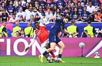 Por que o árbitro não mostrou o segundo amarelo contra o PSG