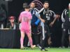 Lionel Messi lesionado em campo Preocupado com os preparativos da Argentina para a Copa do Mundo