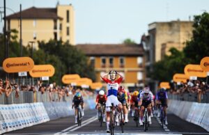 Giro d’Italia Feminino: Lorena Wiebes faz jus à sua reputação com a vitória na fase 1