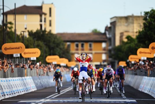 Giro d’Italia Feminino: Lorena Wiebes faz jus à sua reputação com a vitória na fase 1