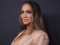 Jennifer Lopez exibe seu abdômen tonificado em um biquíni branco para o Memorial Day