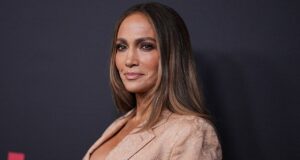 Jennifer Lopez exibe seu abdômen tonificado em um biquíni branco para o Memorial Day
