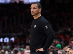 Joe Mazzulla, do Celtics, ganhou o prêmio de Treinador do Ano da NBA de 2025-26