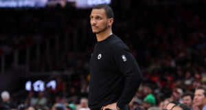 Joe Mazzulla, do Celtics, ganhou o prêmio de Treinador do Ano da NBA de 2025-26