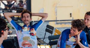Sol, café, doces e sorvetes: como o Peloton passou seu último dia do Giro