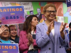 Jane Fonda apoia a prefeita Karen Bass antes da eleição para prefeito de Los Angeles.