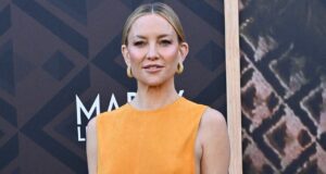 Kate Hudson arriscou um defeito no guarda-roupa com um ousado vestido amarelo recortado