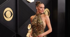 Kelsea Ballerini chamou a atenção com um vestido metálico transparente em uma postagem no Instagram