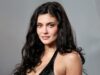 Kylie Jenner posa de biquíni para promover manchas labiais da Kylie Cosmetics