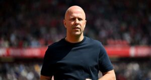 Arne Slot na competição para se tornar o próximo treinador do Milan