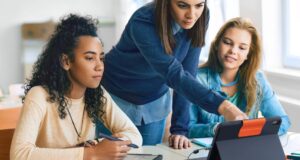 Todos deveriam seguir o exemplo da Logitech e adicionar uma porta USB extra ao teclado do iPad