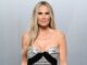Molly Sims surpreende em biquínis diferentes para a edição de maiôs da Sports Illustrated de 2026