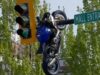 Vídeo mostra a motocicleta pairando sobre um semáforo depois que o ciclista colidiu e voou pelo ar, ferindo-o gravemente