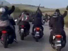 O momento em que membros da máfia siciliana dispararam AK47 em scooters após uma corrida ilegal de cavalos na rua
