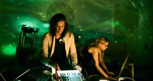 ‘Redshift’ combina o Telescópio Espacial James Webb, Artemis 2 e Pink Floyd em uma viagem cósmica através da luz e do som (vídeo, fotos)
