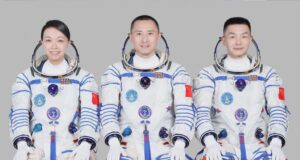 A China revelou a tripulação de três pessoas da Shenzhou 23, incluindo o primeiro astronauta de Hong Kong