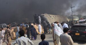 Pelo menos 23 pessoas morreram e dezenas ficaram feridas em um ataque a um trem em Quetta, no Paquistão