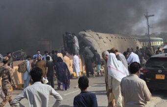 Pelo menos 23 pessoas morreram e dezenas ficaram feridas em um ataque a um trem em Quetta, no Paquistão