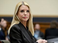 A ex-AG Pam Bondi foi diagnosticada com câncer de tireoide. e receber tratamento