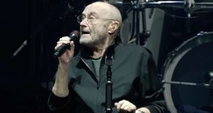 Phil Collins faz rara aparição pública meses depois de revelar sérios problemas de saúde