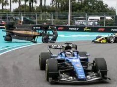 O piloto da Alpine Pierre Gasly capotou e foi parar no muro durante o GP de Miami.