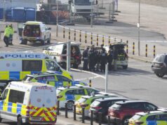 Como a tragédia de Brighton se desenrolou quando a polícia foi chamada à praia e encontrou uma mulher lutando na água, puxando três mortos do mar
