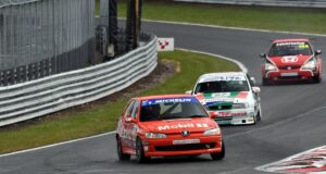BTCC Peugeot e Harvey vencedores do título em um retrocesso de carro de turismo MG entre: The North Signs