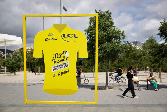 O Tour de France de 2028 muda para junho, começando com champanhe no cardápio da casa Grand Départ.