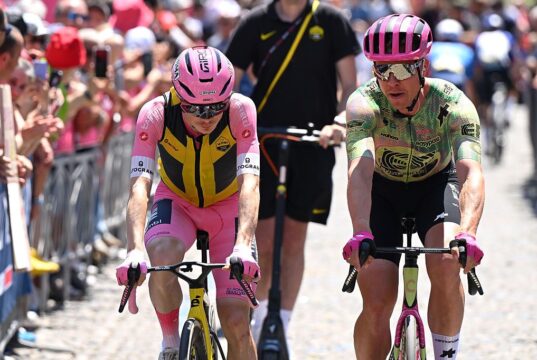 ‘Nossa amizade nunca morrerá’ – Jonas Vingegaard e Michael Valgren comemoram vitória e amizade de infância no Giro d’Italia