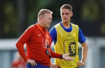 Ronald Koeman lamentou as chances de Jerrion Timber na Copa do Mundo e respondeu ao desprezo de Joey Weirman.