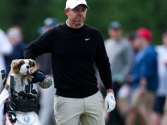 Rory McIlroy foi forçado a conversar com fãs que se posicionaram temporariamente no Aronimink.