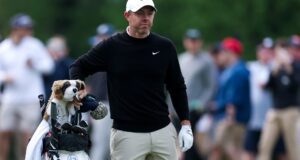 Rory McIlroy foi forçado a conversar com fãs que se posicionaram temporariamente no Aronimink.