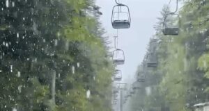 No final da temporada a neve retorna às montanhas da Toscana