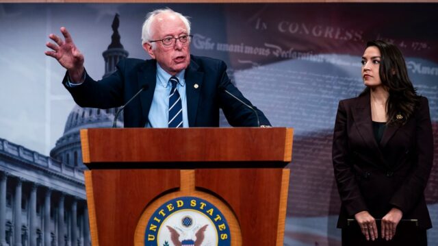 sandersbernie_ocasiocortezalexandria_032526gn06_w.jpg