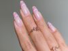 10 designs de unhas francesas de verão para suas próximas férias, de padrões de conchas a designs de frutas picantes