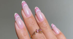 10 designs de unhas francesas de verão para suas próximas férias, de padrões de conchas a designs de frutas picantes